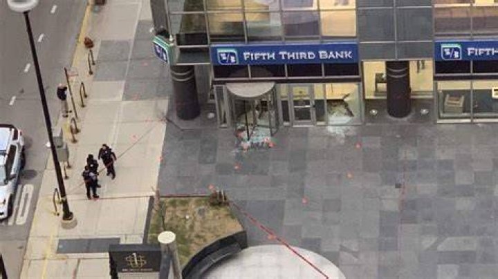 
Chicago Loop shooting: Shots fired during suspected bank robbery at Fifth Third Bank, 1 South Wacker 