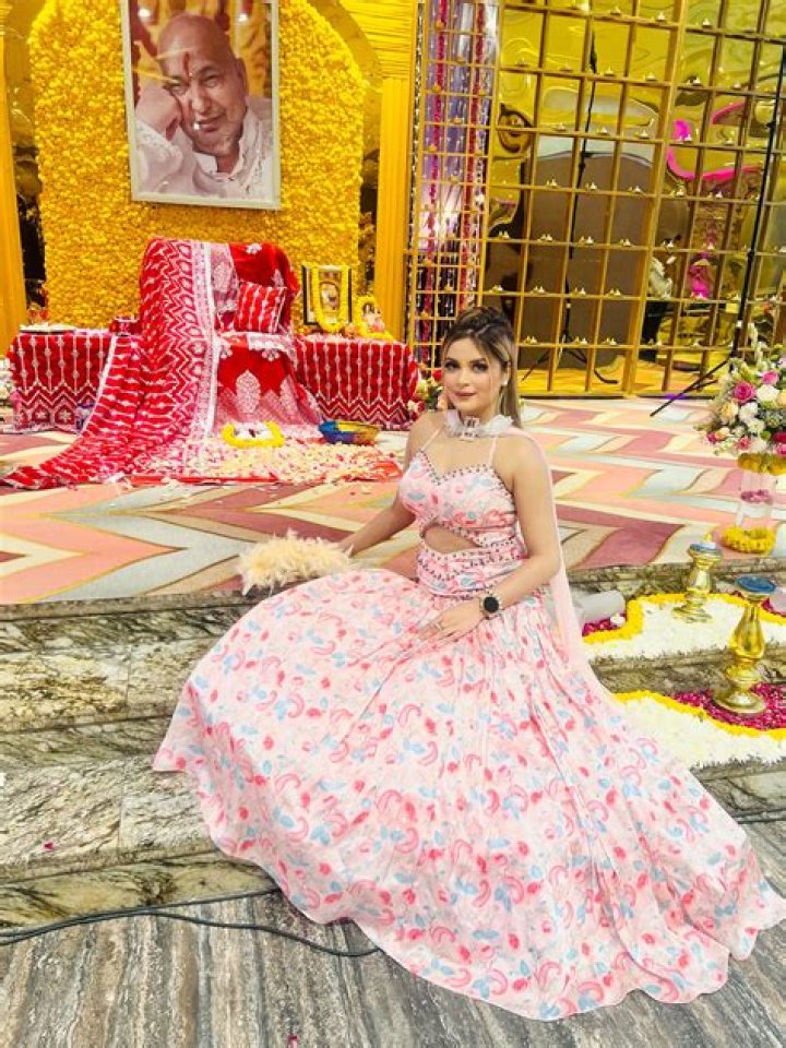 Divya Khanduja Height, Weight, Net Worth, Age, Birthday, Wikipedia, Who, Nationality, Biography