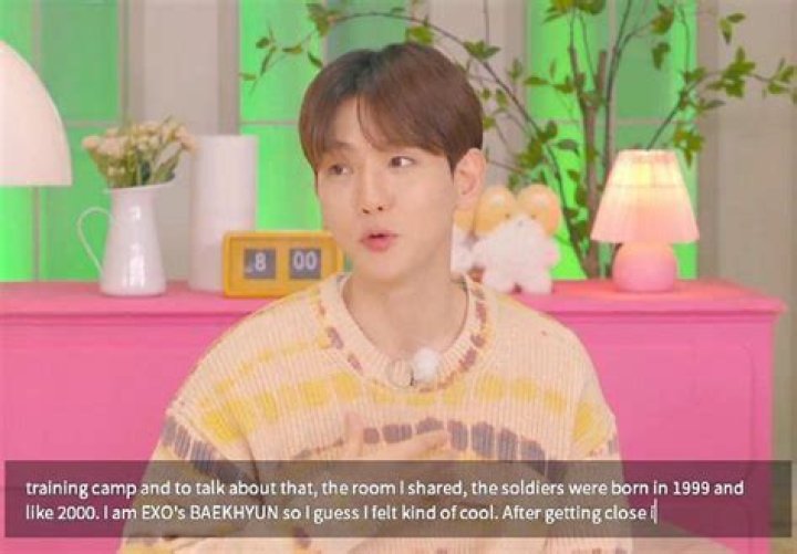
EXO Baekhyun holds a special live broadcast to celebrate his return from the military with fans 