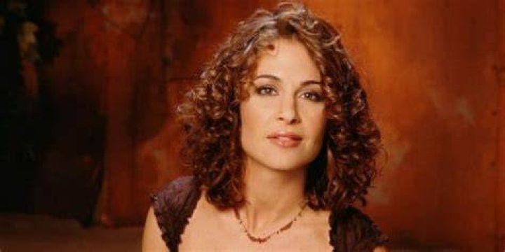 
Is Julie Warner Married? Her Bio, Age, Husband, Son, Career, Height and Net worth 