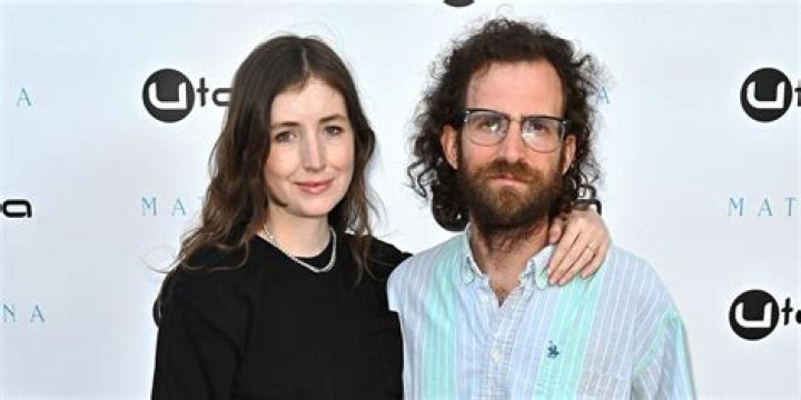 
Is Kyle Mooney married to wife? Or Dating a Girlfriend? 