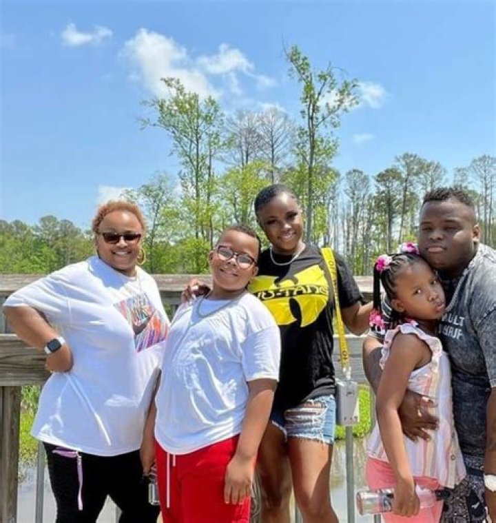 
Is Morray Married to Wife? Or Dating a Girlfriend? Kids. 