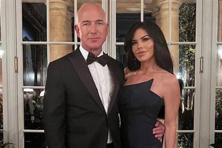 
Jeff Bezos’ Partner Lauren Sánchez Plans to Go to Space in 2023 with All-Female Crew 