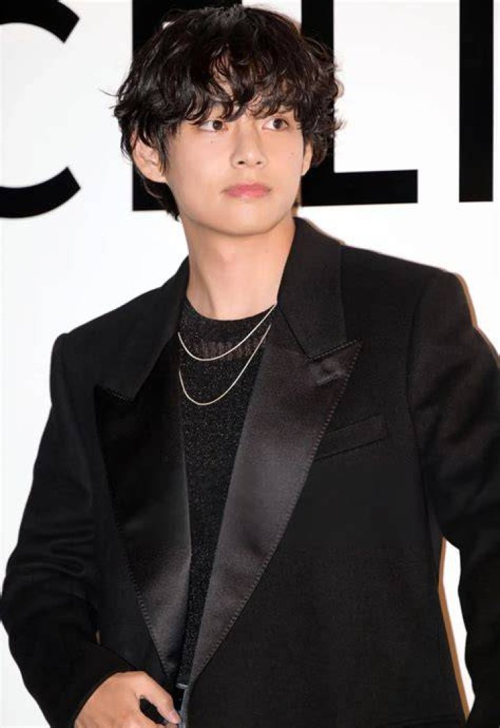 Kim Tae-hyung – BTS’ V Height, Weight, Net Worth, Age, Birthday, Wikipedia, Who, Nationality, Biography