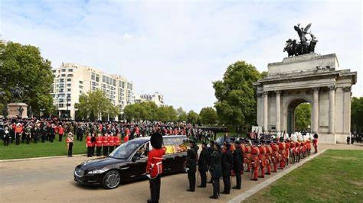 
Queen Elizabeth II’s Coffin Makes Final Journey To Windsor Castle 