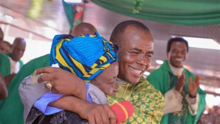 
“So they worship Mbaka” – Netizens react as supporters of Fr Mbaka attack new Priest 