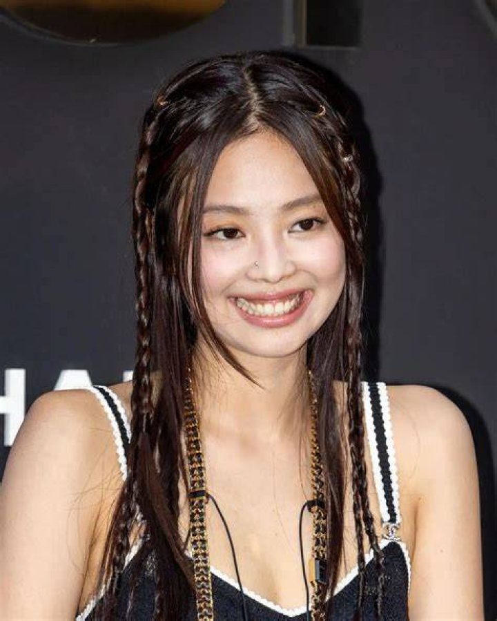 What bra size is Jennie Kim?