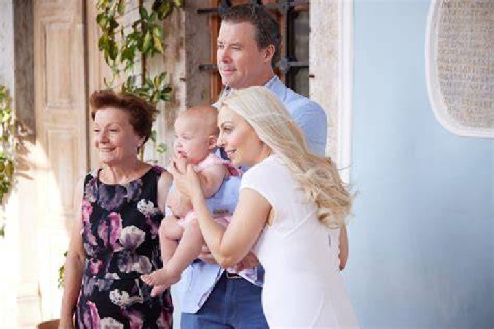 
Who Is Evy Poumpouras Husband? Journalist’s Family Life and More 